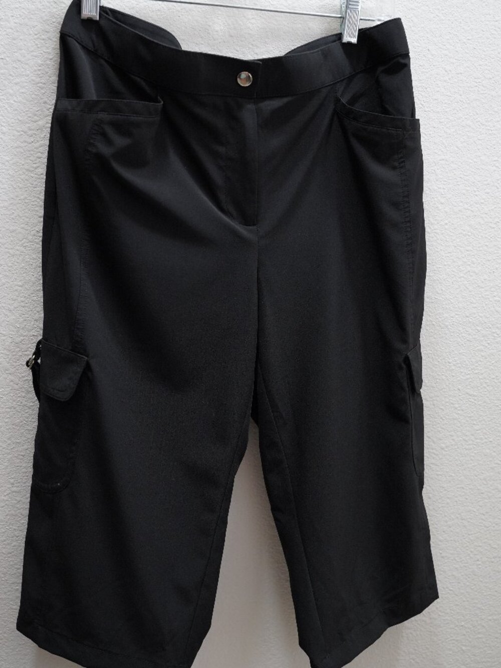 Chico's Zenergy Black Crop Cargo Pants size 0.5
